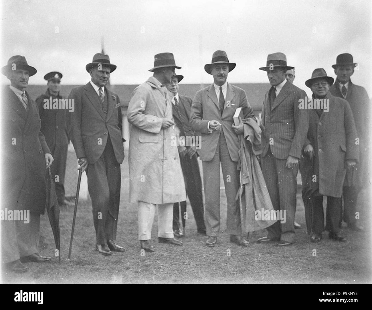 289 SLNSW 8104 Gruppo di Uomini in inverno cappotti Yass racecourse Foto Stock