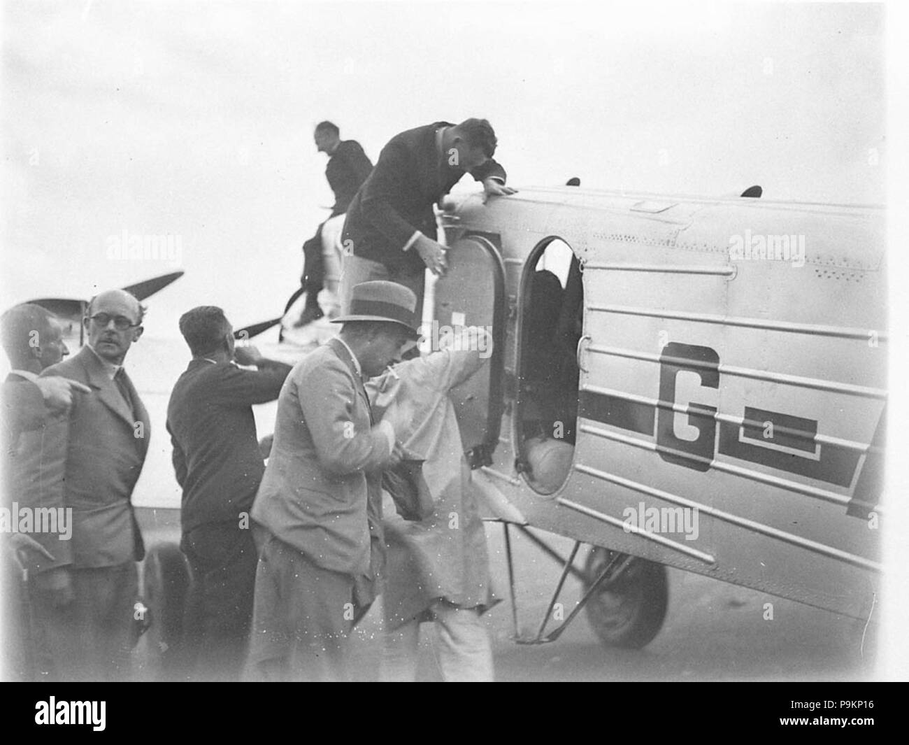 290 SLNSW 8115 un gruppo di uomini intorno città fedele Kingsford Smith è di estrema sinistra Yass racecourse Foto Stock