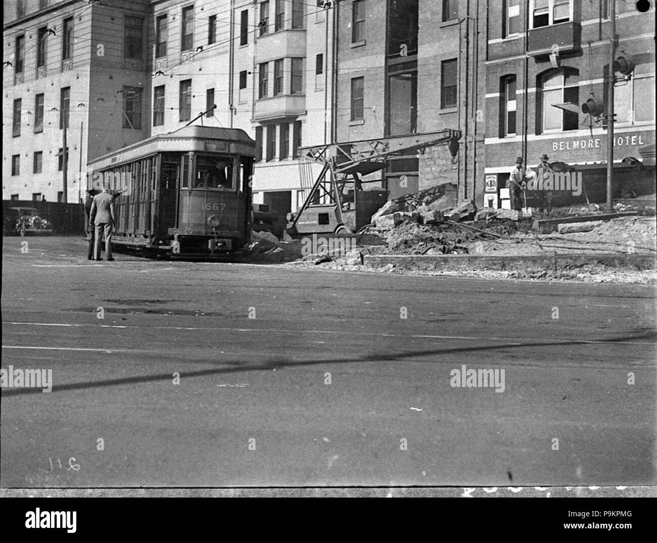 293 82114 SLNSW Auto n. 1667 nuovo tram ansa in corrispondenza della banchina Foto Stock