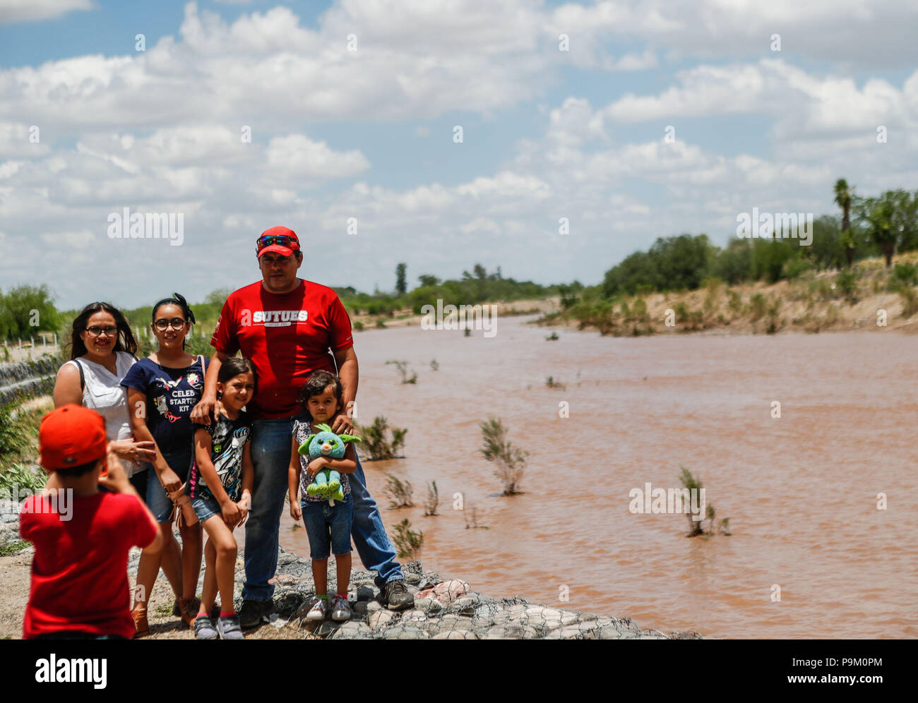 El Saucito, Messico. 18 Luglio, 2018. Hermosillonses osservare il canale dell'acqua di questa mattina a San Miguel River. Flusso di acqua piovana in San Miguel fiume come passa attraverso San Pedro El Saucito. Flusso di acqua che fluisce nel Abelardo L.'Rodr guez dam. L'acqua corrente è stata generata dalle precipitazioni che si è verificato nella Sierra de Sonora. Credito: NortePhoto.com/Alamy Live News Foto Stock