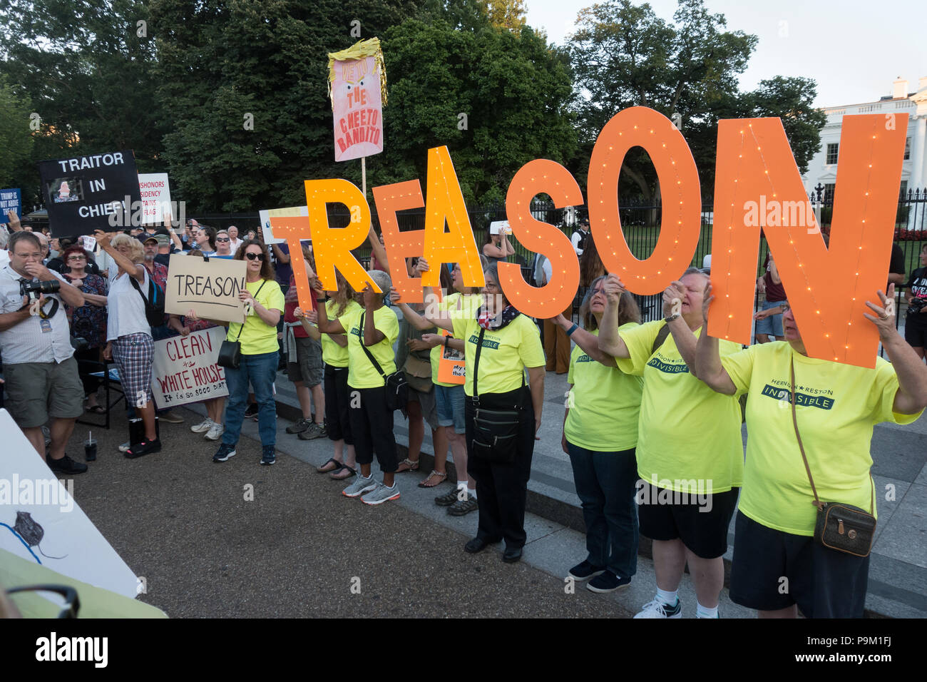 Washington, DC, Stati Uniti d'America. 18 Luglio, 2018. Di sera presto i dimostranti davanti alla Casa Bianca per protestare presidente Donald Trump's "treasonous" rapporto con il presidente russo Vladimir Putin, come è diventato evidente Trump durante il recente viaggio in Europa e in Russia. Bob Korn/Alamy Live News Foto Stock