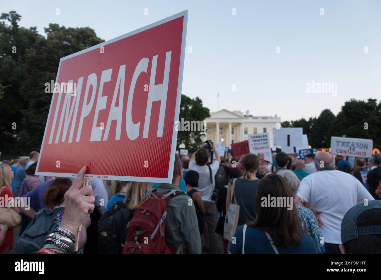Washington, DC, Stati Uniti d'America. 18 Luglio, 2018. Di sera presto i dimostranti davanti alla Casa Bianca per protestare presidente Donald Trump's "treasonous" rapporto con il presidente russo Vladimir Putin, come è diventato evidente Trump durante il recente viaggio in Europa e in Russia. Bob Korn/Alamy Live News Foto Stock