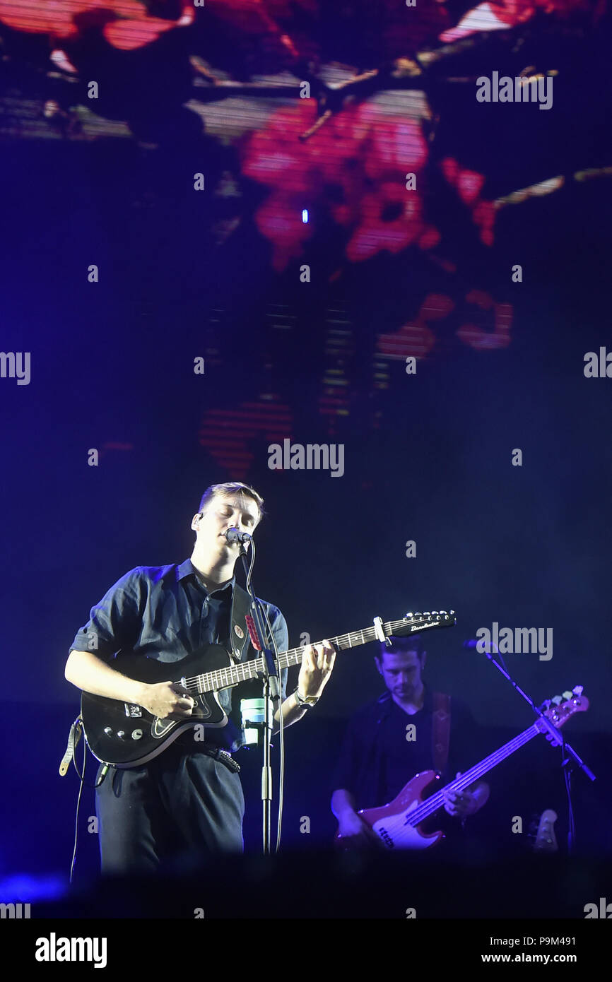 Ostrava, Repubblica Ceca. 18 Luglio, 2018. Cantante britannico George Esdra (sinistra) esegue durante il XVII i colori di Ostrava Music Festival, il 18 luglio 2018, a Ostrava, Repubblica Ceca. Credito: Jaroslav Ozana/CTK foto/Alamy Live News Foto Stock