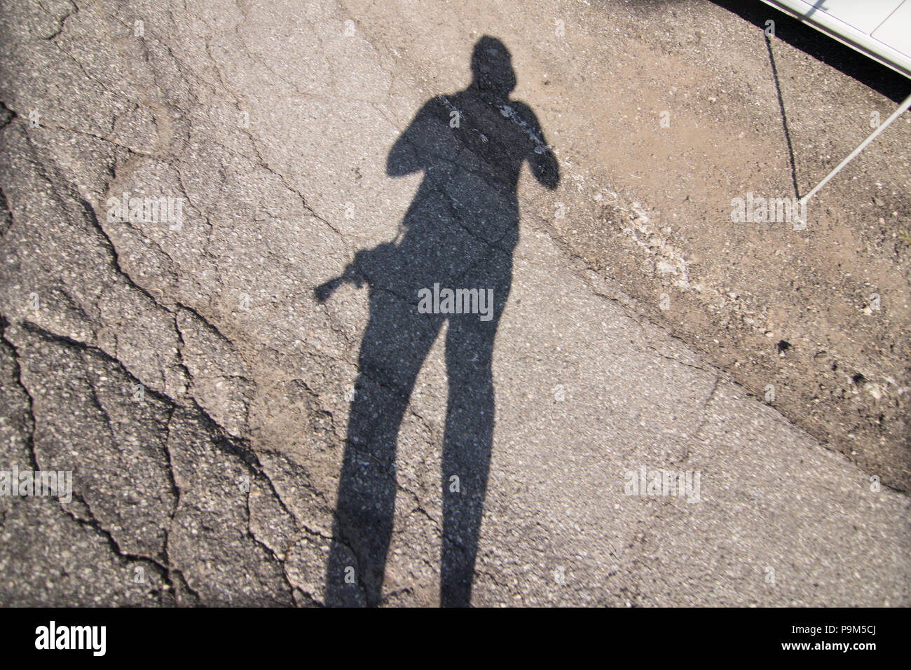 Escursioni in bicicletta fotografo Uomo Ombra Francia. 18 Luglio, 2018. Tour de France 2018 ciclismo stadio 11 La Rosiere Rhone Alpes Savoie Francia Credito: Fabrizio Malisan/Alamy Live News Foto Stock