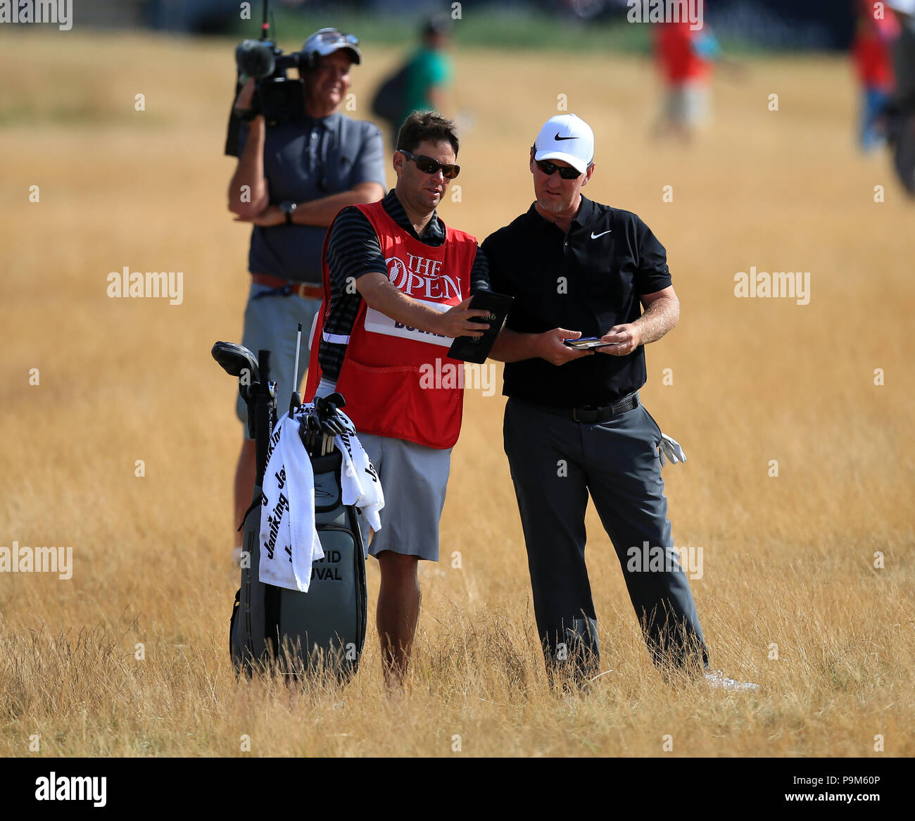 Carnoustie Golf Links, Angus, Regno Unito. 19 Luglio, 2018. Il 147th Open Golf Championship, 1° round; David Duval (USA) consulta il suo caddie prima di giocare il suo secondo colpo dalla ruvida sul primo foro Credito: Azione Sport Plus/Alamy Live News Foto Stock