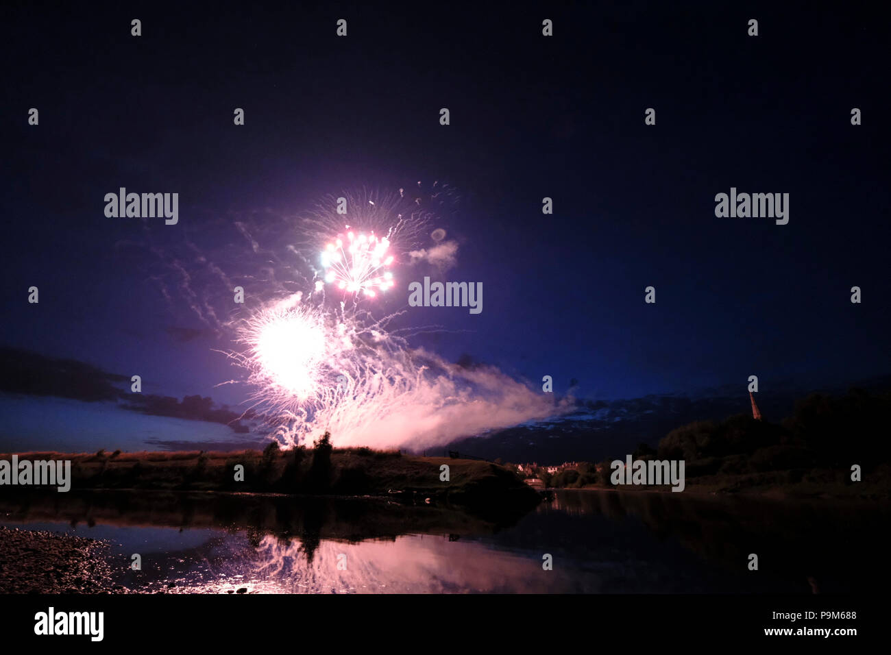 Kelso, Scotland, Regno Unito. 18 Luglio, 2018. Kelso Civic settimana - Fuochi d'artificio; fuochi d'artificio durante il Kelso Civic settimana festival annuale, parte della Scottish comune stagione di equitazione, il 18 luglio 2018 a Kelso. Un display di fuochi d'artificio nel cielo sopra a Kelso, vicino alla giunzione piscina sul fiume Tweed, dove i fiumi Teviot e Tweed soddisfare. Credito: Rob grigio/Alamy Live News Foto Stock