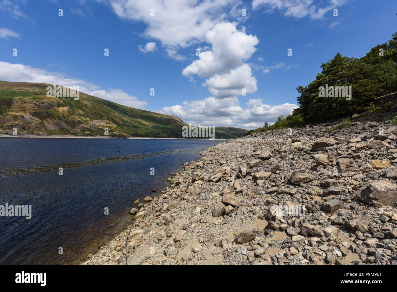 Haweswater, Cumbria Regno Unito. 19 luglio 2018. Il basso livello dell'acqua nella diga del bacino idrico di Haweswater che è stato riempito negli anni '1930 per aiutare l'acqua potabile ad essere pompata a Manchester a oltre 80 miglia di distanza. Fig. Ripresa 19/07/2018. Credito: Interrompi stampa Media/Alamy Live News Foto Stock