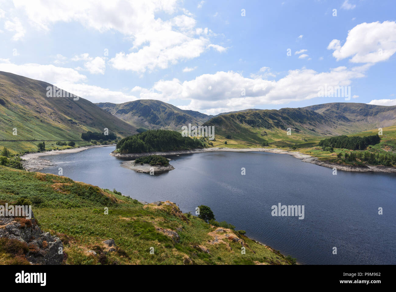 Haweswater, Cumbria Regno Unito. 19 luglio 2018. Il basso livello dell'acqua del bacino idrico di Haweswater che è stato riempito negli anni '1930 per aiutare l'acqua potabile ad essere pompata a Manchester a oltre 80 miglia di distanza. Fig. Ripresa 19/07/2018. Credito: Interrompi stampa Media/Alamy Live News Foto Stock