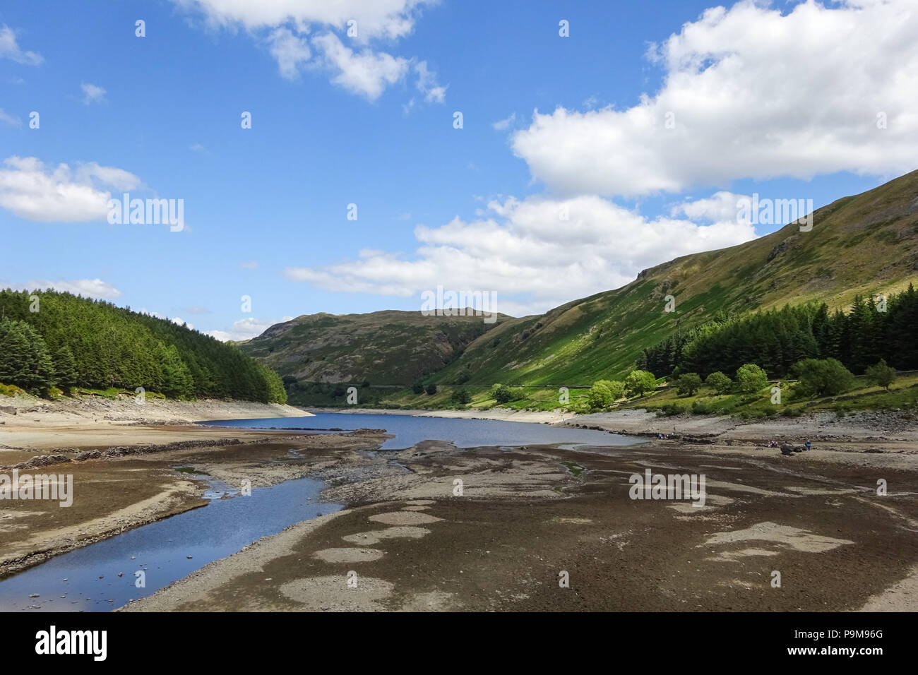 Haweswater, Cumbria Regno Unito. 19 luglio 2018. Muretti a secco attraverso il villaggio di Mardale Green che è stato evacuato e inondato per far posto al bacino idrico di Haweswater che è stato riempito negli anni '1930 per aiutare l'acqua potabile a essere pompata a Manchester a oltre 80 chilometri di distanza. Il villaggio è stato risorto dall'acqua dopo mesi di caldo, con conseguente basso livello dell'acqua. Fig. Ripresa 19/07/2018. Credito: Interrompi stampa Media/Alamy Live News Foto Stock