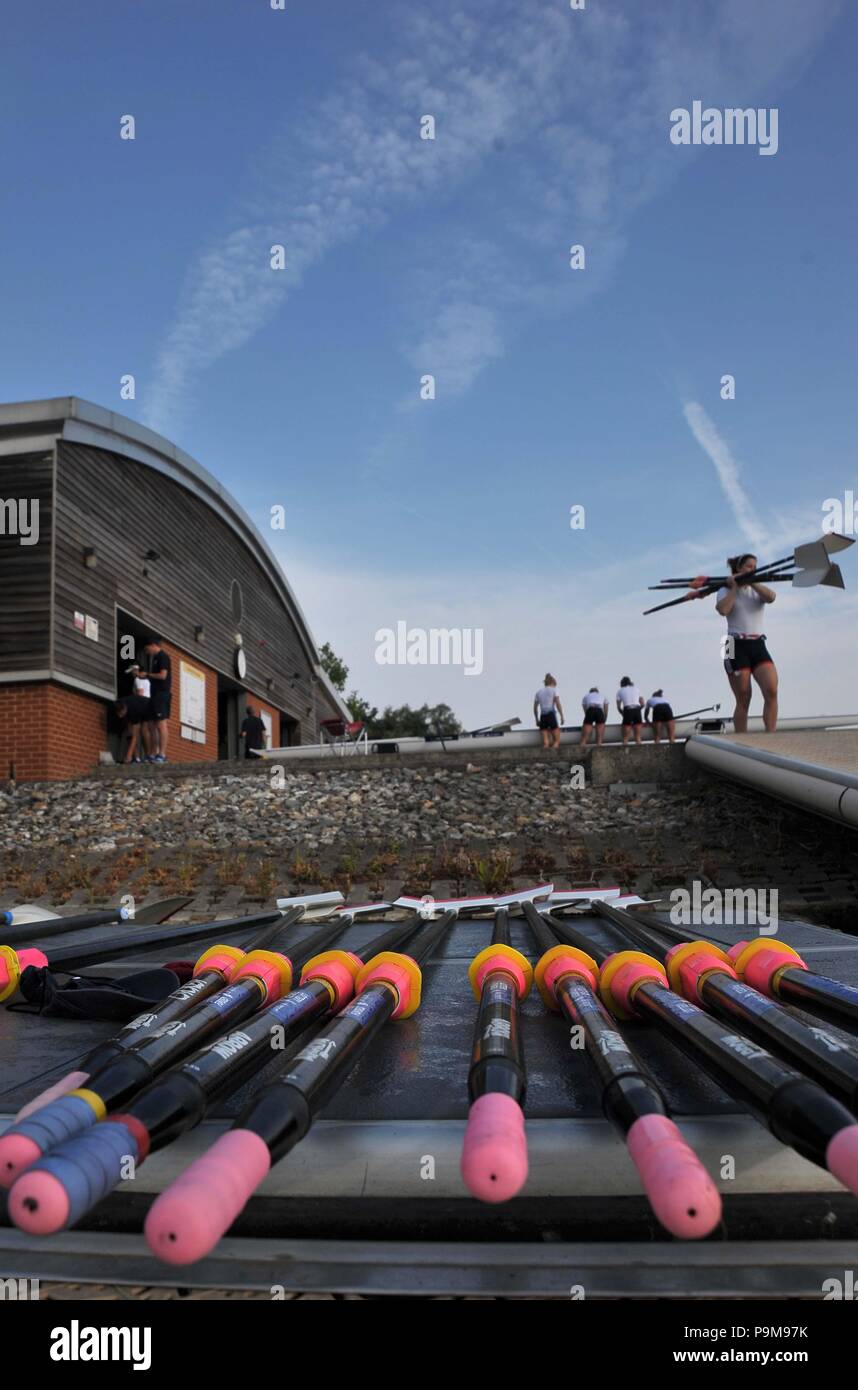 Redgrave Pinsent canottaggio sul lago, UK. Il 19 luglio 2018. Il team di ottenere pronto per la formazione. British canottaggio annuncio del team per i Campionati Europei a Glasgow2018. Redgrave Pinsent Remare sul lago. Berkshire. Regno Unito. 19/07/2018. Credito: Sport In immagini/Alamy Live News Foto Stock