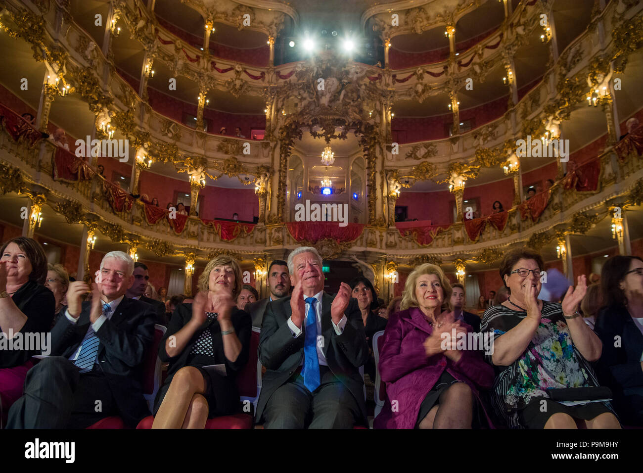 Monaco di Baviera, Germania. 19 Luglio, 2018. Presidente del Consiglio centrale degli ebrei in Germania, Josef Fritz Schuster (L-R), Daniela Schadt, ex Presidente Federale, Joachim Gauck, Ilse Ruth Snopkowski e Presidente della Baviera dal parlamento dell'Unione sociale cristiana (CSU), Barbara Stamm, durante la cerimonia di premiazione del Simon Snopkowski premio. Il premio viene ricevuto dalla scuola bavarese e l ex Presidente. Il premio viene assegnato ogni due anni dalla società per la cultura ebraica e tradizione. Credito: Pietro Kneffel/dpa/Alamy Live News Foto Stock