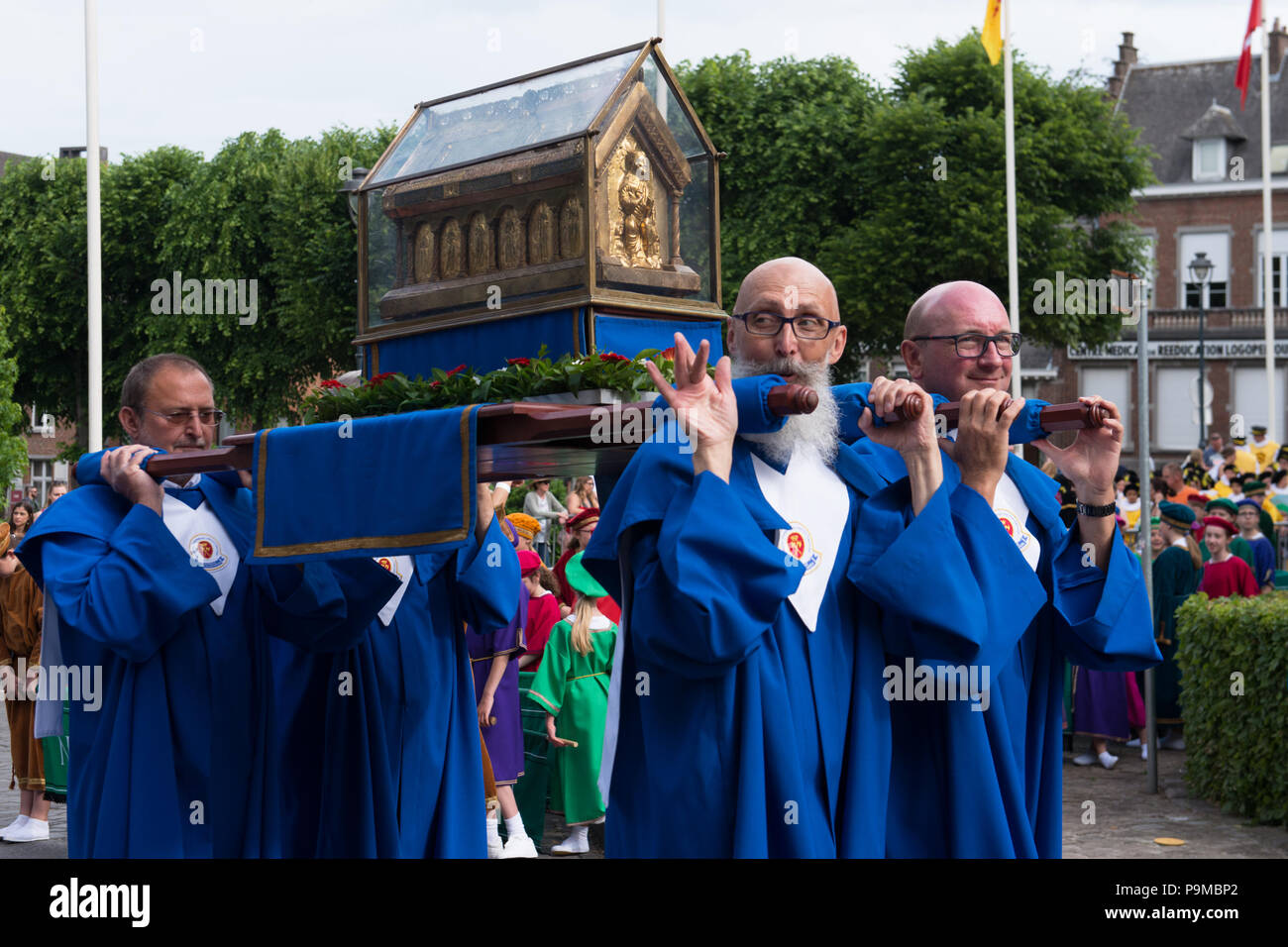 I partecipanti di processione di auto d'o sul modo di Saint Waltrude Collegiata il 27 maggio 2018 a Mons in Belgio Foto Stock