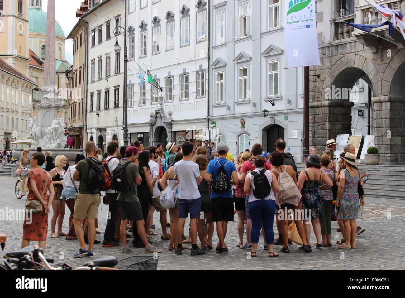 Una folla di turisti, godendo il loro tour a piedi intorno alla città. Foto Stock