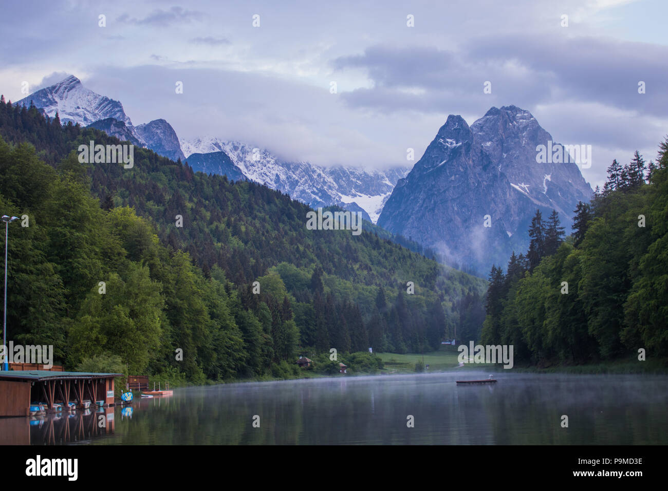 Lago di nebbia nella parte anteriore delle Alpi mountain range Foto Stock