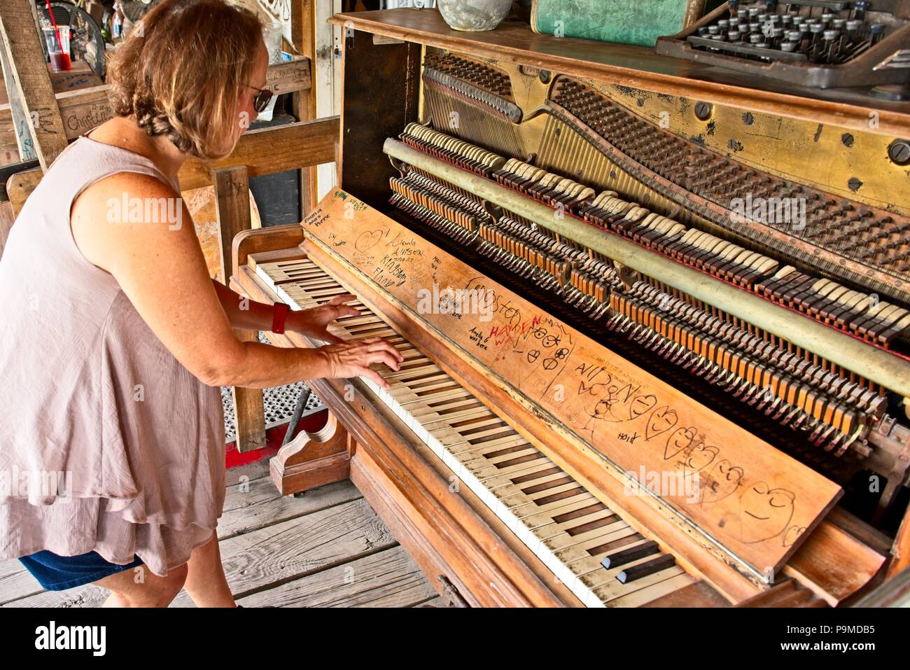 Senior donna finge di giocare antico pianoforte Foto Stock