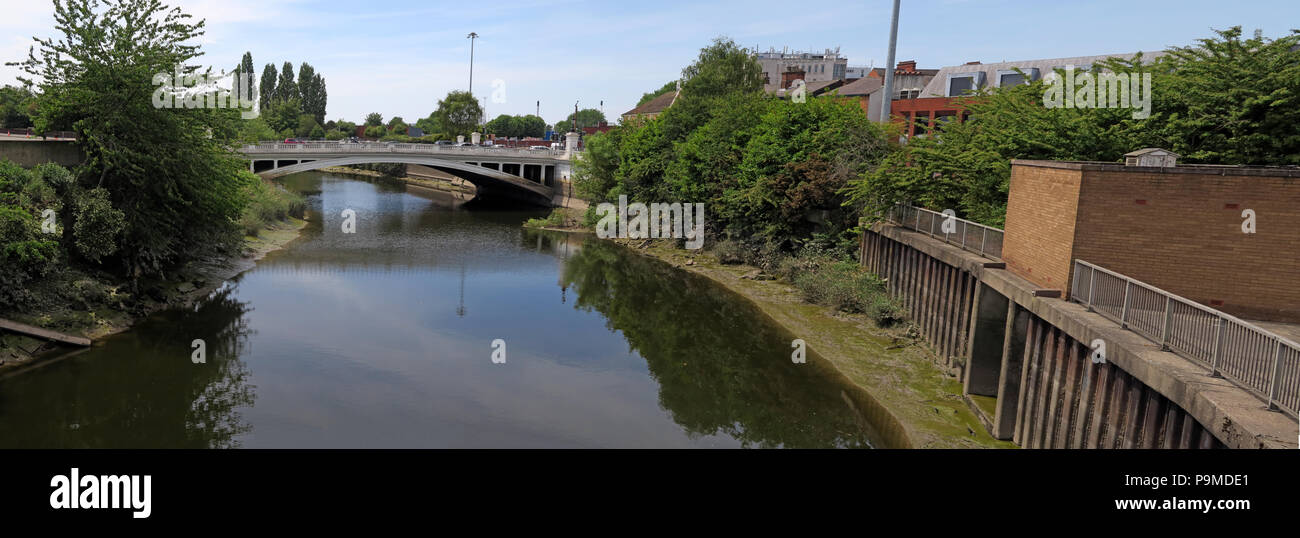 White ponte sopra il fiume Mersey a Bridgefoot, Warrington, Cheshire, North West England, Regno Unito , WA1 1WA Foto Stock