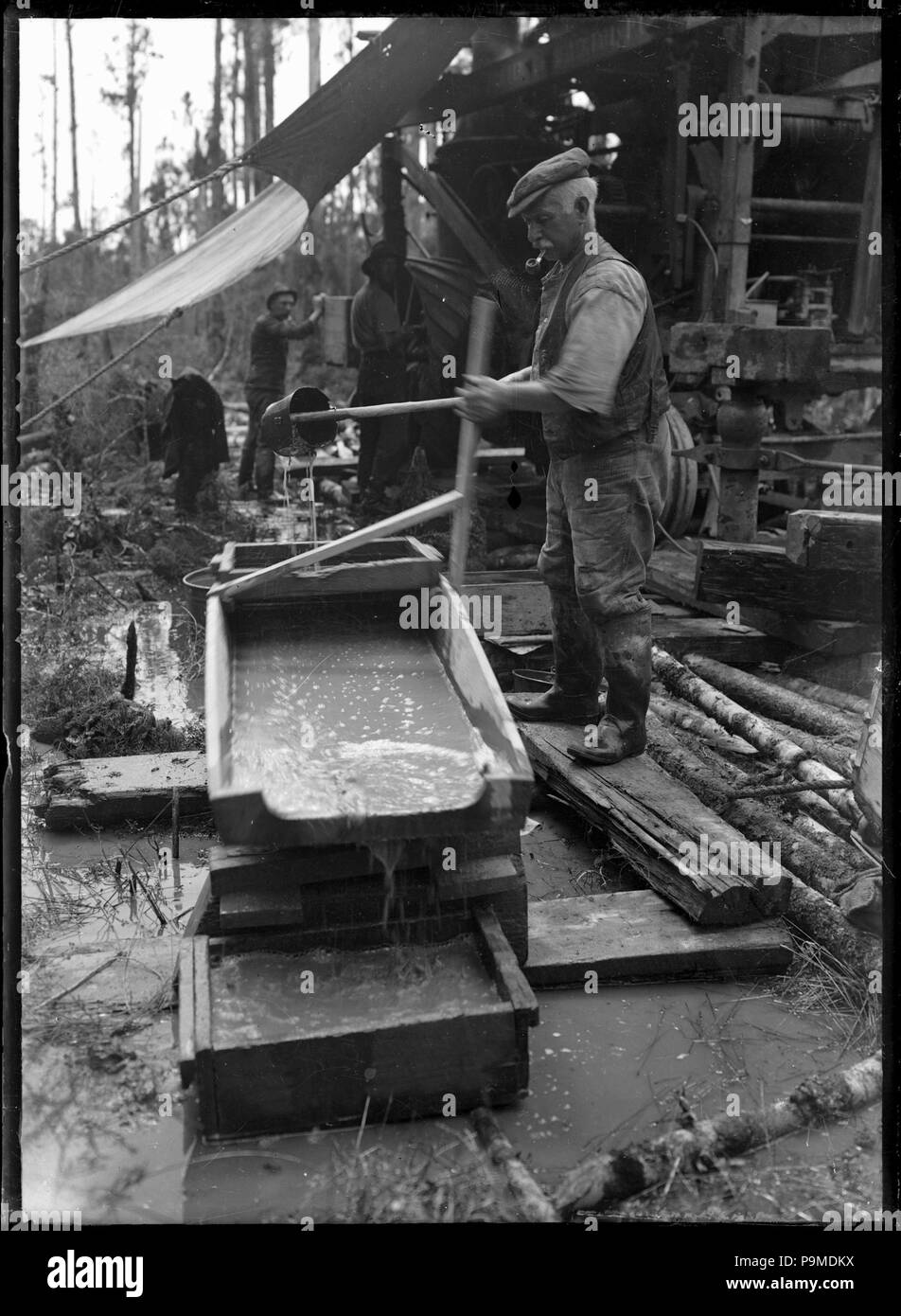 313 Tre uomini al lavoro in una fonderia ATLIB 330593 Foto Stock