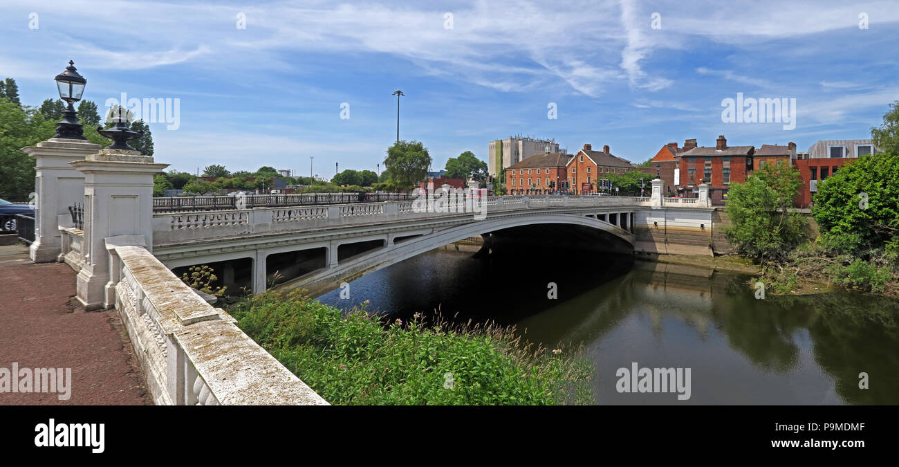 White ponte sopra il fiume Mersey a Bridgefoot, Warrington, Cheshire, North West England, Regno Unito , WA1 1WA Foto Stock