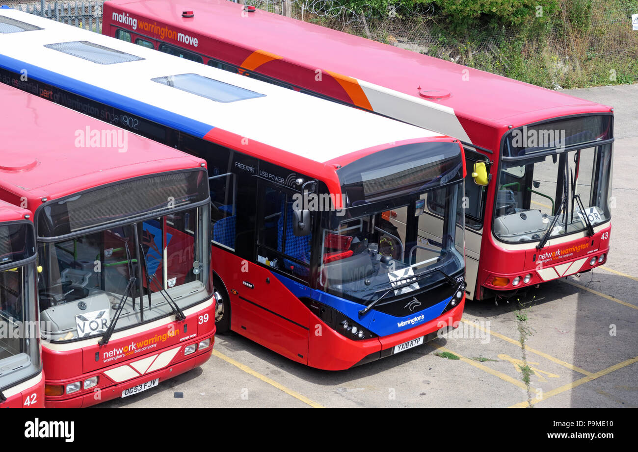 Warringtons proprio autobus, deposito principale, Wilderspool Causeway, Cheshire, North West England, Regno Unito Foto Stock