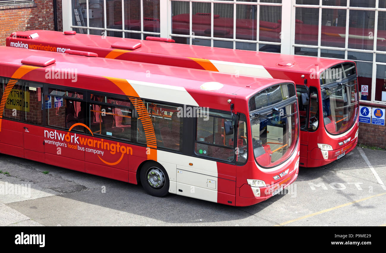 Warringtons proprio autobus, deposito principale, Wilderspool Causeway, Cheshire, North West England, Regno Unito Foto Stock