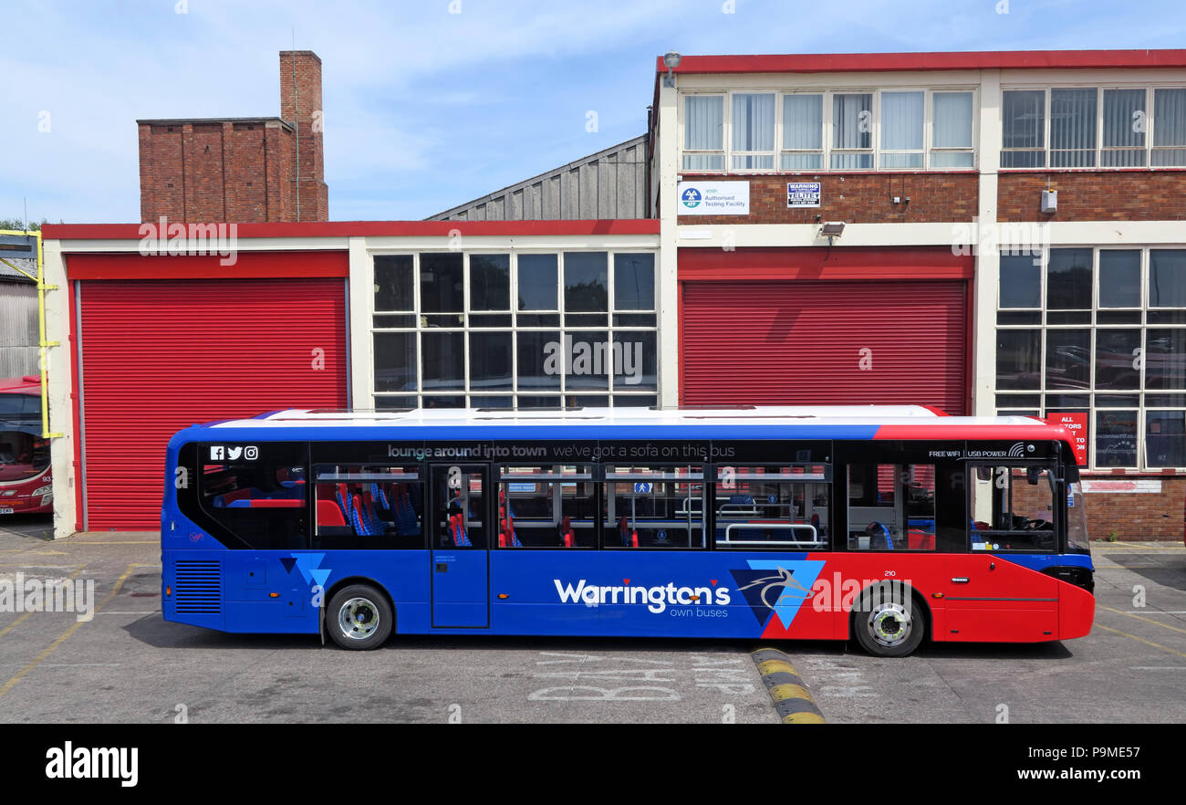 Warringtons propri autobus, deposito principale con autobus all'esterno, Wilderspool Causeway, Cheshire, Inghilterra nord-occidentale, Regno Unito, ora uno sviluppo Langtree Property Partners Foto Stock