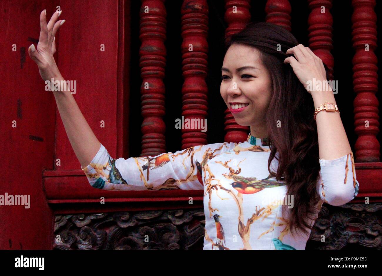 La donna posa per una rivista di moda in un tempio di Hanoi Foto Stock