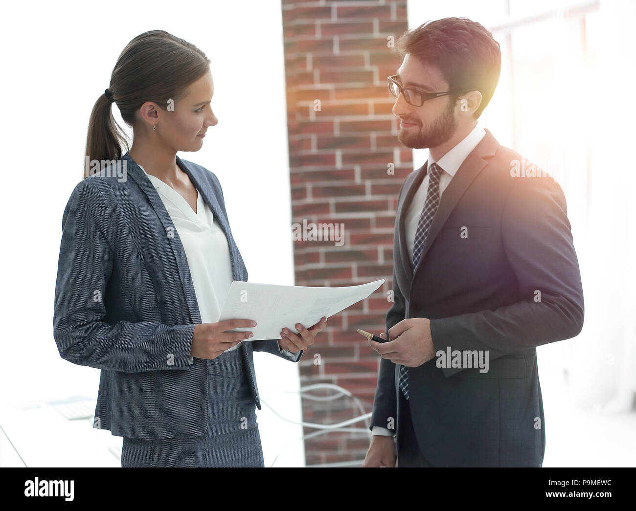 I dipendenti discutono i documenti importanti Foto Stock