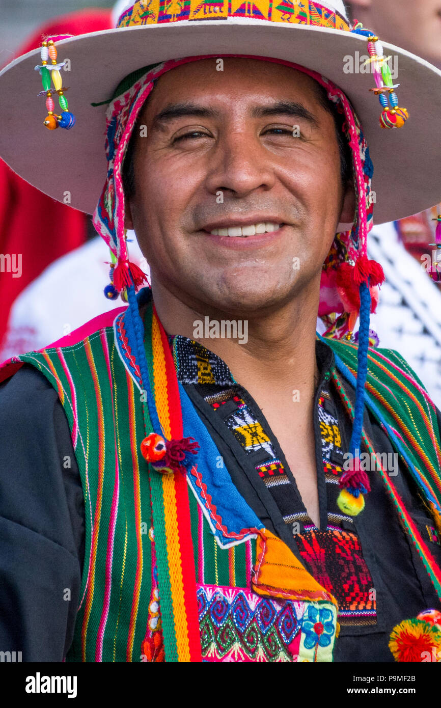 Nis, Serbia - Luglio 16, 2018 Ritratto di uomo boliviana in nazionali tradizionali costumi folk e hat sulla testa. Close up, il fuoco selettivo Foto Stock