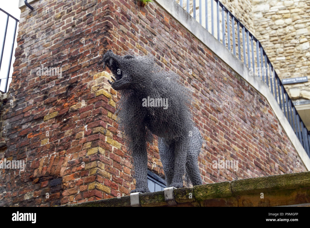 Filo sculture di animali presso la Torre di Londra creato dallo scultore Kendra fretta, sono un cenno al patrimonio della torre. Re medievale intorno all Europa u Foto Stock