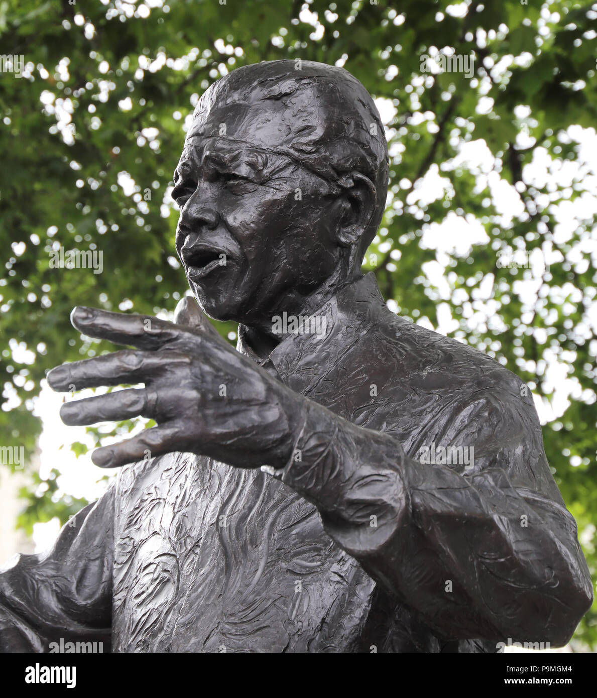 La statua di Nelson Mandela in piazza del Parlamento, Londra, è una scultura in bronzo di ex presidente del Sud Africa e anti-apartheid Nelso attivista Foto Stock