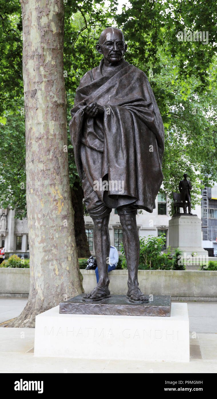 La statua in bronzo del Mahatma Gandhi in piazza del Parlamento, Westminster, London, è opera dello scultore Philip Jackson. Foto Stock