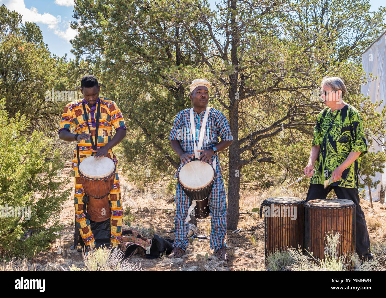 Batterista nigeriano e West African Drum maker, Akeem Ayanniyi gioca all'ingresso International Folk Art Market 2018 a Santa Fe, New Mexico, negli Stati Uniti. Foto Stock