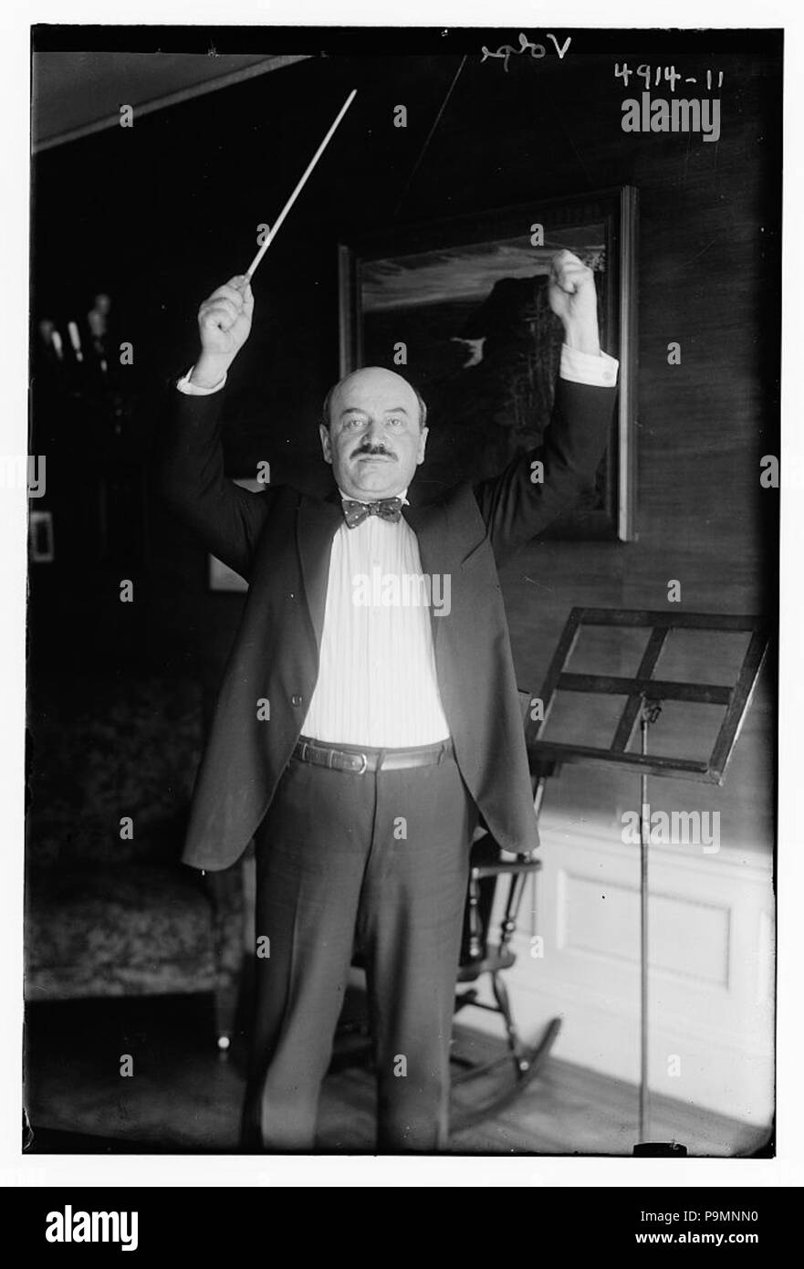 157 Arnold Volpe nel 1919 con i bracci sollevati Foto Stock