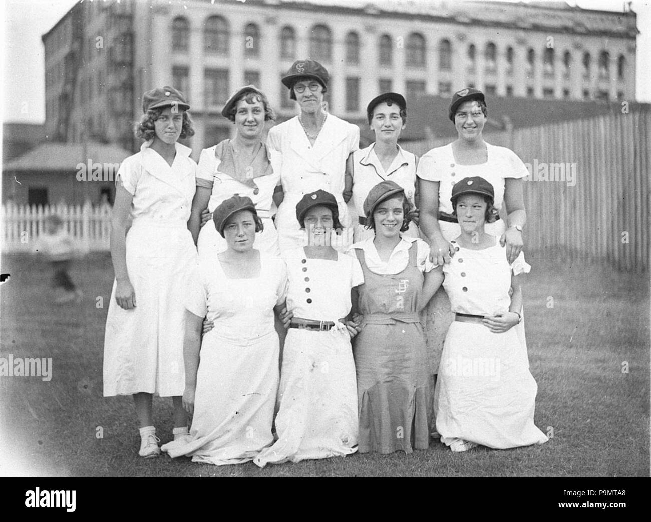 272 50675 SLNSW Gruppo di nove giocatori vigoro con V G in un logo S su caps Foto Stock