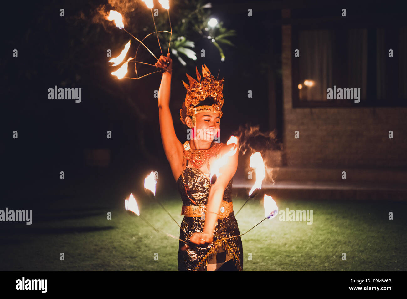 UBUD, Indonesia - 29 dicembre 2017: tradizionale Balinese con ballo fire show a sera beach party Foto Stock