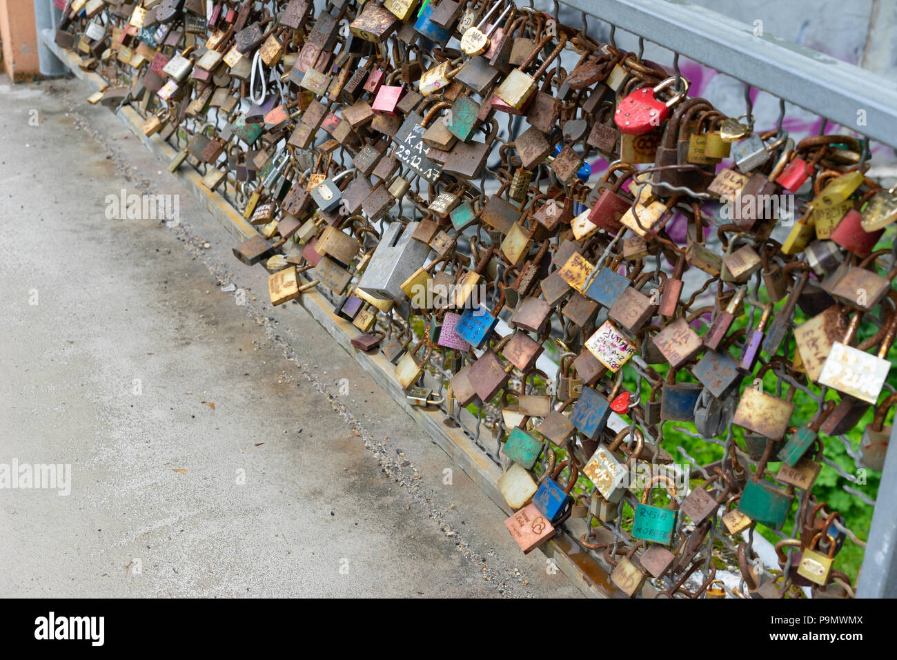 Amore si blocca su un ponte a Zakopane, nel sud della Polonia, l'Europa. Foto Stock