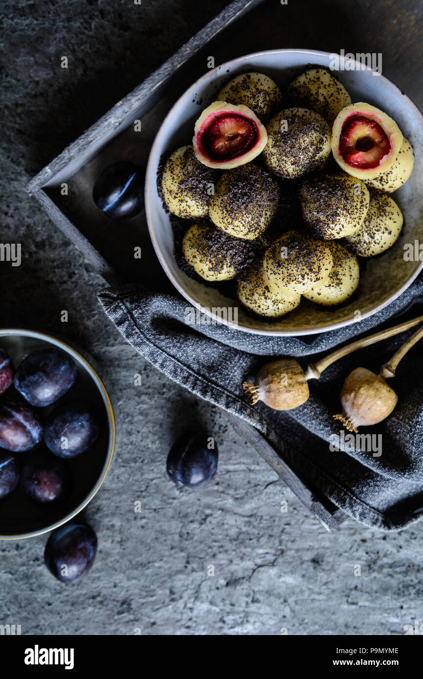 Dolce tradizionale gnocchi di prugna con semi di papavero Foto Stock