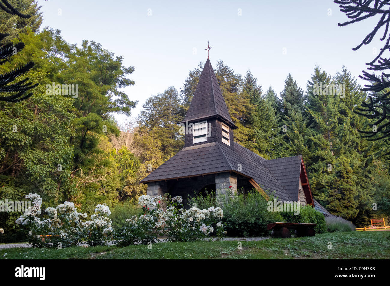 La piccola cappella di Nuestra Senora de la Asuncion - Villa La Angostura, Patagonia, Argentina Foto Stock