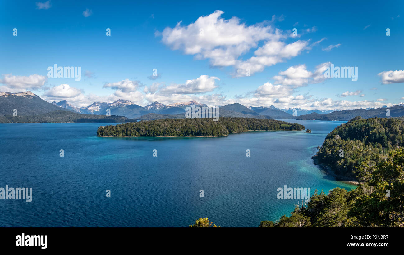 Vista del Nahuel Huapi Lago e mischia Menendez isola dal brazo Norte Viewpoint a Arrayanes National Park - Villa La Angostura, Patagonia, Argentina Foto Stock