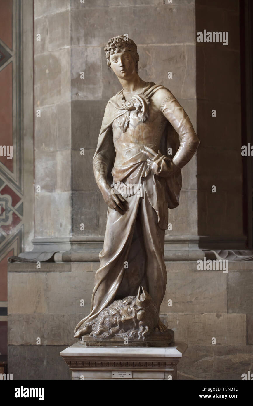 Statua in marmo di David dal Rinascimento italiano scultore Donatello (ca.  1408) sul display al Museo Nazionale del Bargello (Museo Nazionale del  Bargello di Firenze, Toscana, Italia Foto stock - Alamy