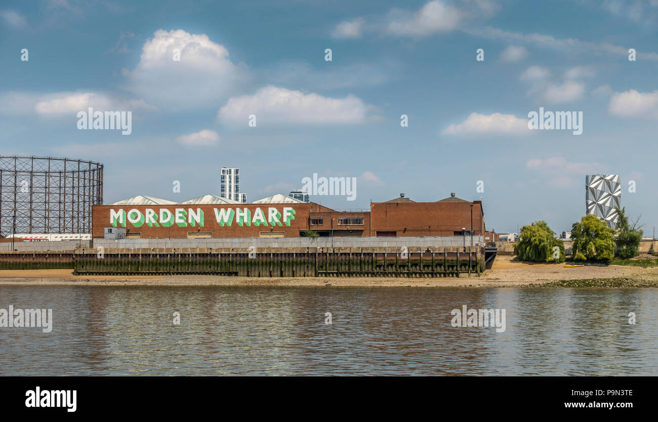 Morden Wharf, un ex raffineria di edulcoranti sulla penisola di Greenwich, ora un importante sito di rigenerazione. Il Manto ottica scultura. Gasometro, Foto Stock