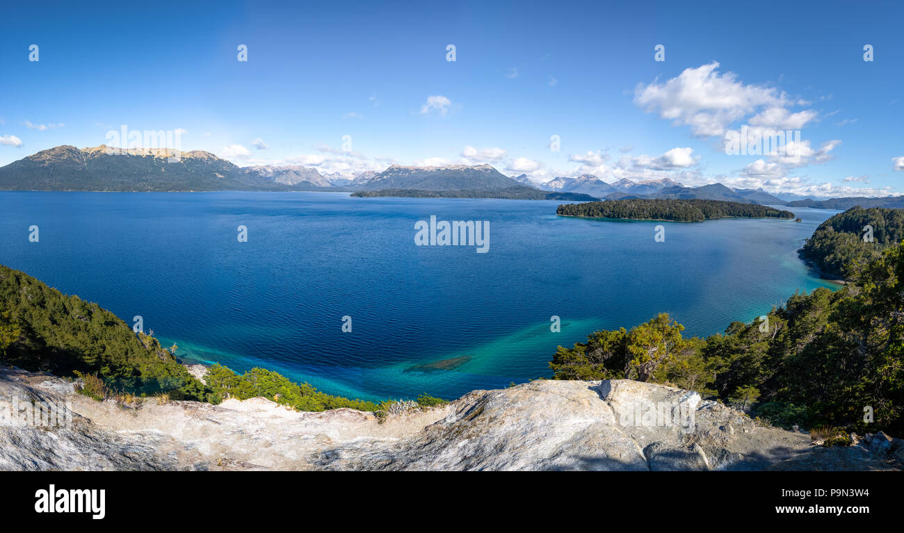 Panoramica vista aerea del Nahuel Huapi lago dal brazo Norte Viewpoint a Arrayanes National Park - Villa La Angostura, Patagonia, Argentina Foto Stock