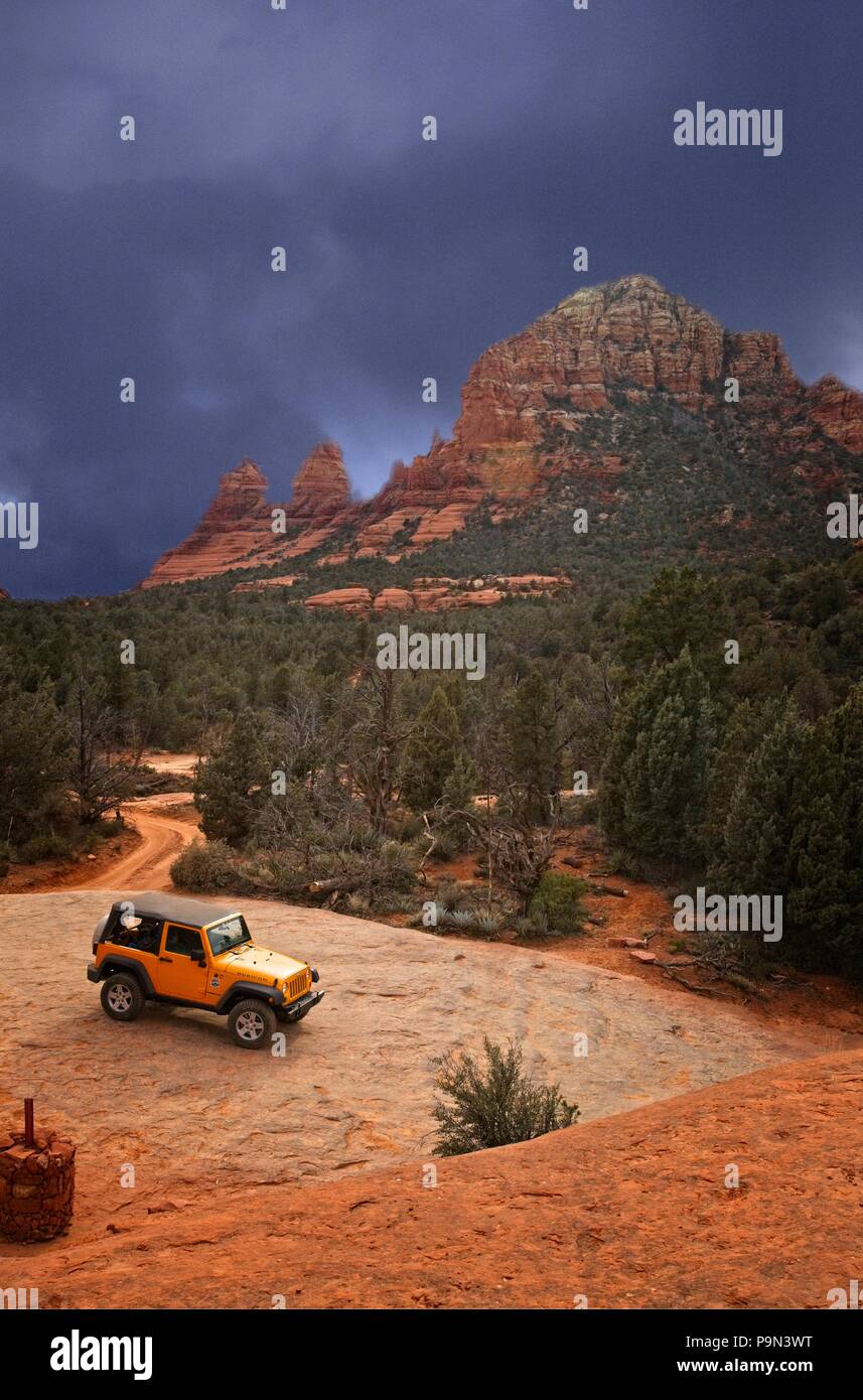 Con quattro ruote motrici Jeep su una pista sterrata in la Coconino National Forest in prossimità di Sedona in Arizona USA Foto Stock