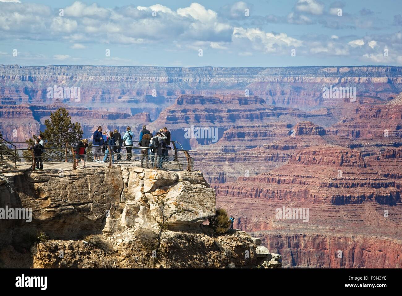 I turisti si radunano sul bordo sud del Grand Canyon. Parco nazionale del Grand Canyon Arizona Foto Stock