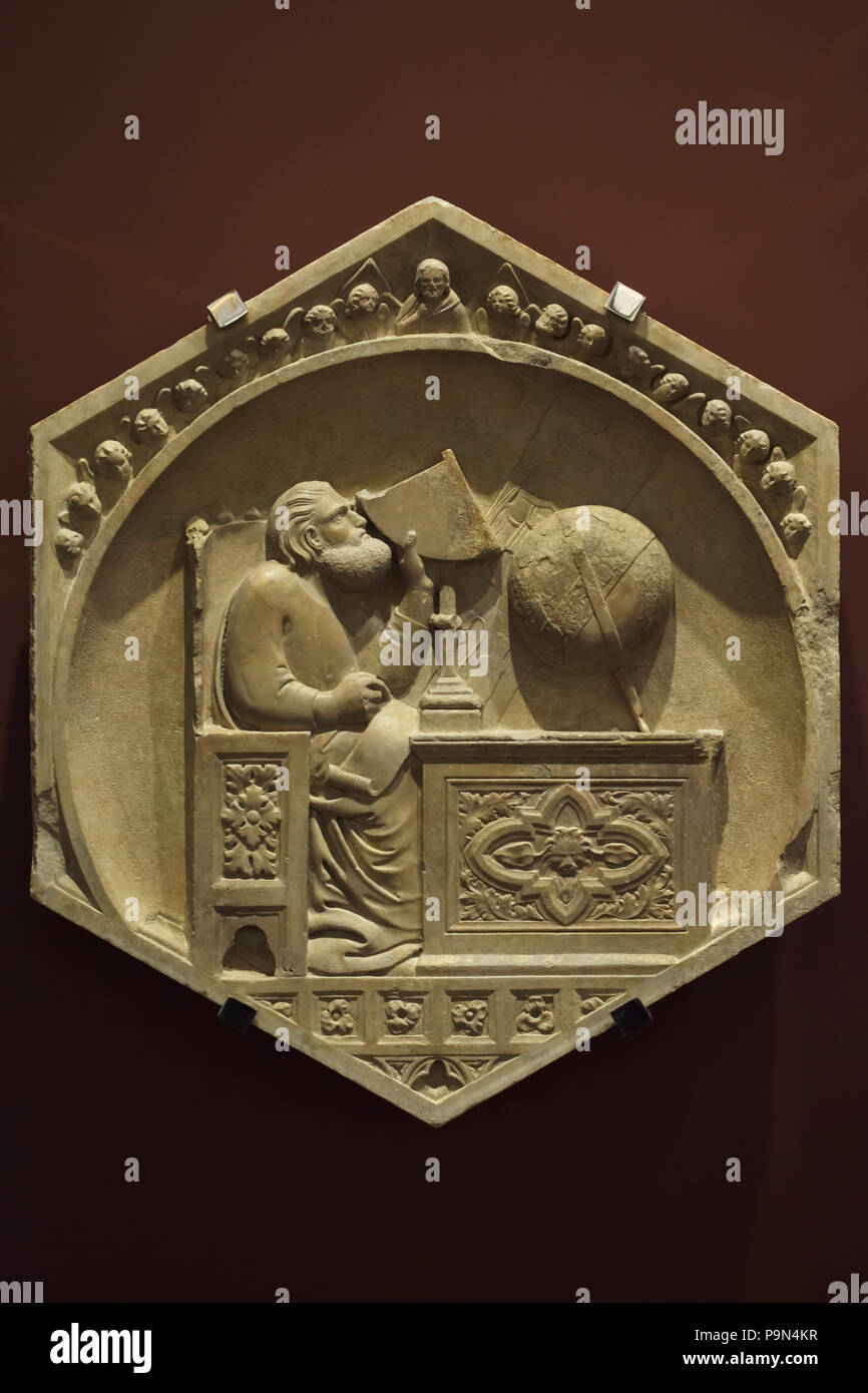Jonitus come personificazione dell'inizio dell'astronomia raffigurato in rilievo esagonale dal Rinascimento italiano scultore Andrea Pisano e assistenti (1343-1348) dal il Campanile di Giotto (Campanile di Giotto), ora in mostra nel Museo dell'Opera del Duomo (Museo dell'Opera del Duomo di Firenze) in Firenze, Toscana, Italia. Foto Stock