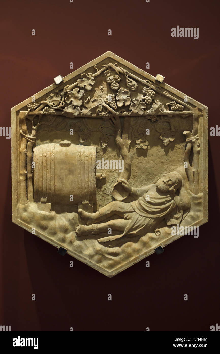 Ebbrezza di Noè come personificazione dell'accattonaggio della viticoltura rappresentata in rilievo esagonale dal Rinascimento italiano scultore Andrea Pisano e assistenti (1343-1348) dal il Campanile di Giotto (Campanile di Giotto), ora in mostra nel Museo dell'Opera del Duomo (Museo dell'Opera del Duomo di Firenze) in Firenze, Toscana, Italia. Foto Stock