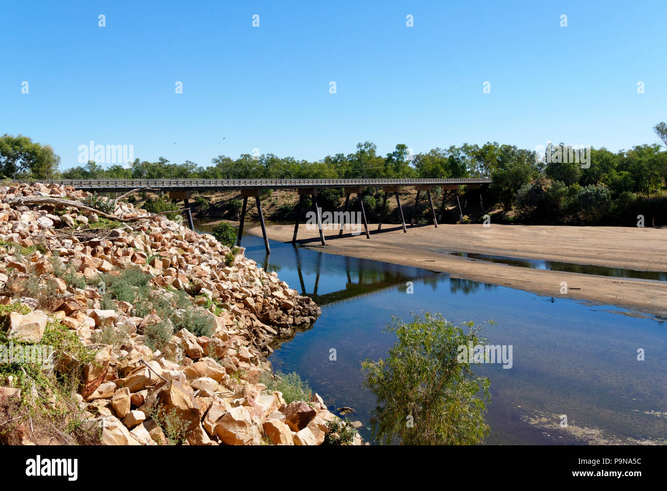 Il traffico su strada ponte sopra il fiume Fitzroy, Fitzroy Crossing, Kimberley,Northwest Australia Foto Stock
