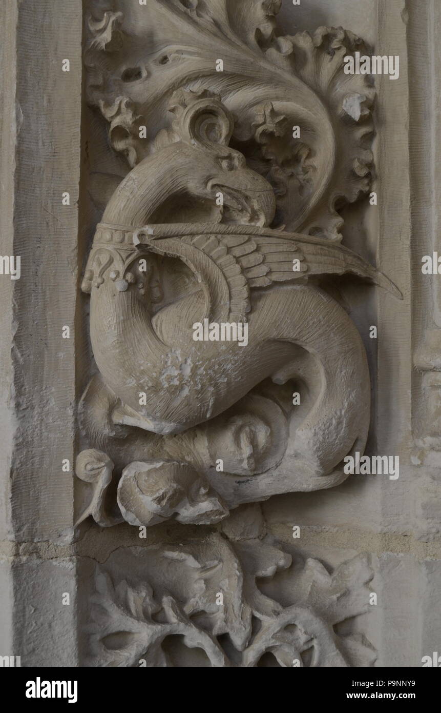 Griffin: bestie mitiche intagliato in colonne ed archi in San Juan de los Reyes, Toledo, Spagna. Foto Stock