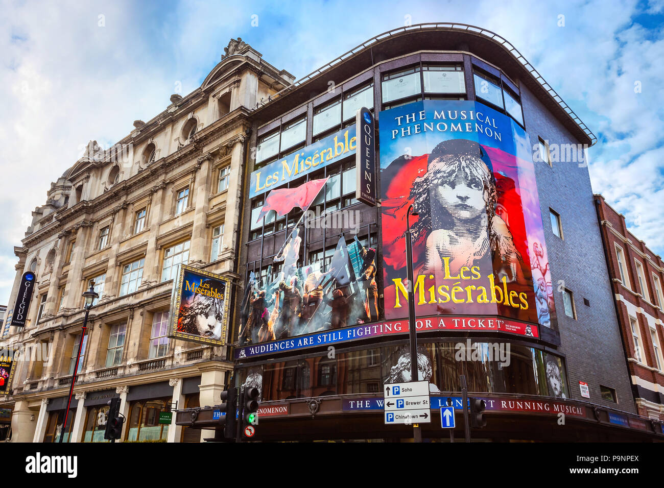 LONDON, Regno Unito - 13 Maggio 2018: Queen's Theatre in Shaftesbury Avenue all'angolo di Wardour San aperto il 8 ottobre 1907 come un gemello a neig Foto Stock