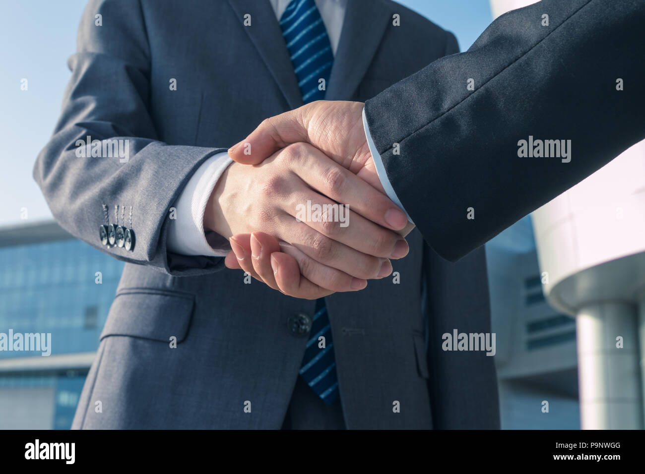 Asian business persone stringono le mani Foto Stock